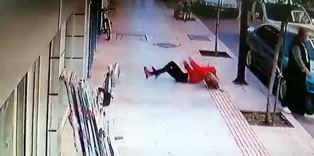 Genç kadın balkondan düştü; kaldırımda yürüyen kişi, saniyelerle kurtuldu