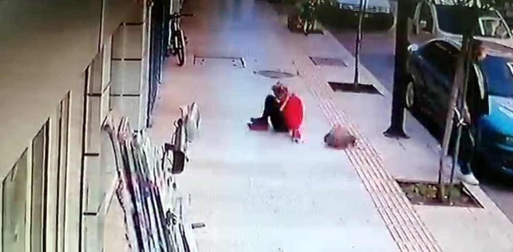 Genç kadın balkondan düştü; kaldırımda yürüyen kişi, saniyelerle kurtuldu