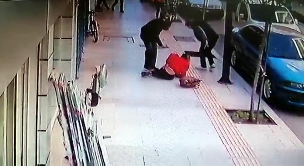 Genç kadın balkondan düştü; kaldırımda yürüyen kişi, saniyelerle kurtuldu