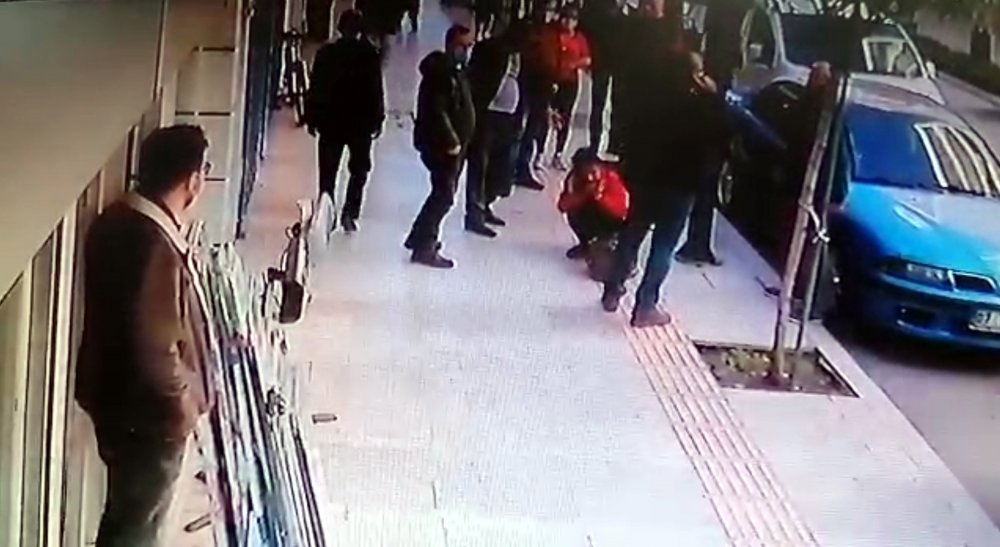 Genç kadın balkondan düştü; kaldırımda yürüyen kişi, saniyelerle kurtuldu