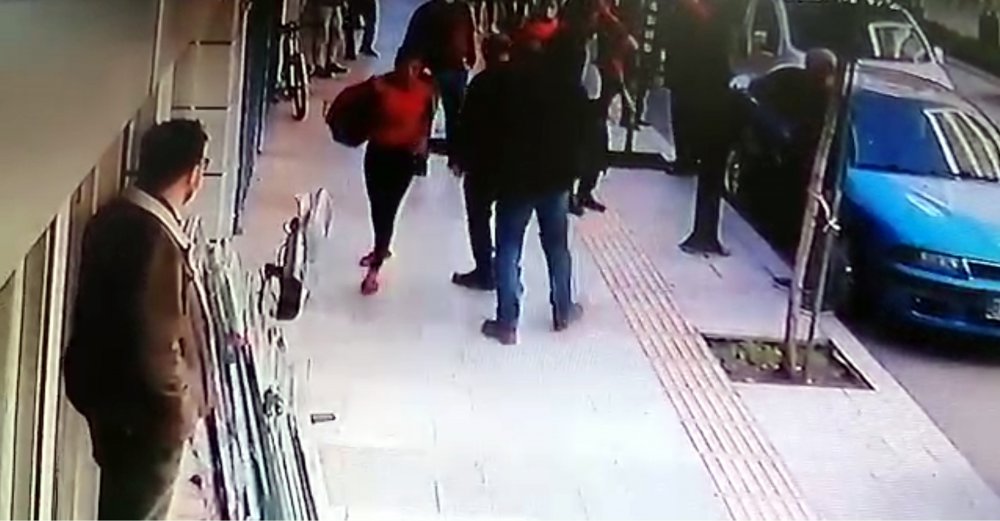 Genç kadın balkondan düştü; kaldırımda yürüyen kişi, saniyelerle kurtuldu