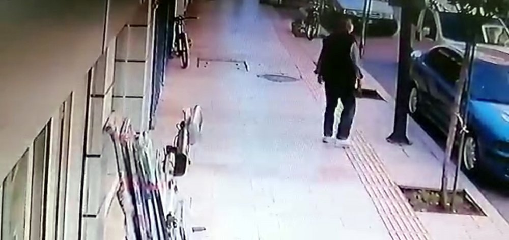 Genç kadın balkondan düştü; kaldırımda yürüyen kişi, saniyelerle kurtuldu