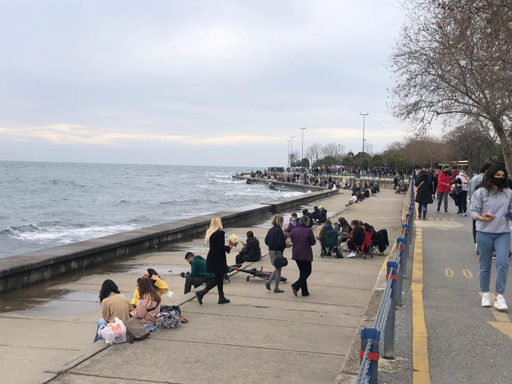 Kar yağacağını duyanlar bu sefer de güzel havanın tadını çıkartmak için sahillere akın etti 