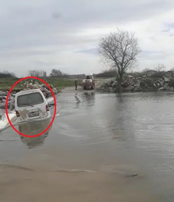 Köprüden geçerken akıntıya kapılan minibüste korkutucu anlar... Son anda kurtuldular!