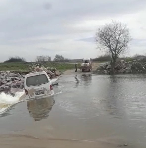 Köprüden geçerken akıntıya kapılan minibüste korkutucu anlar... Son anda kurtuldular!