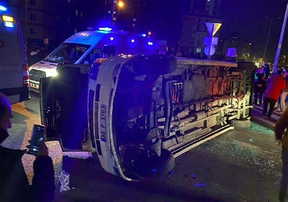 Otomobil ile işçileri taşıyan minibüsü çarpıştı: 7 yaralı