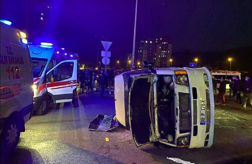 Otomobil ile işçileri taşıyan minibüsü çarpıştı: 7 yaralı