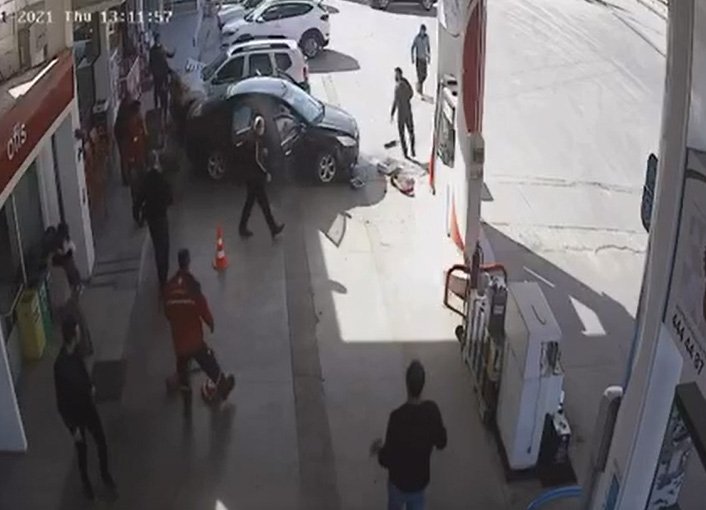 Otomobilin akaryakıt istasyonunun pompasına çarptığı kaza kamerada