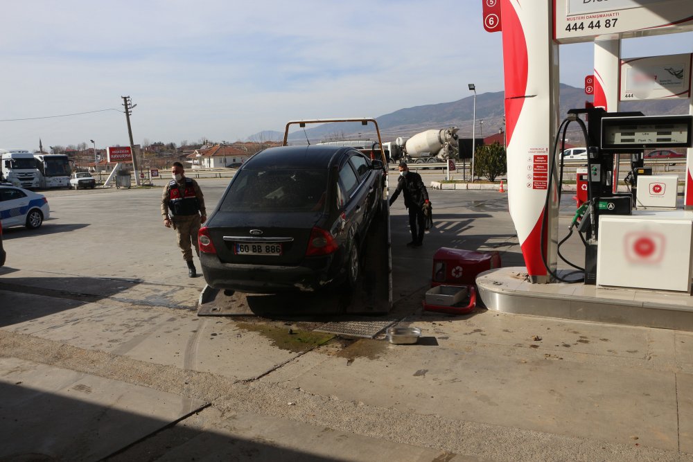 Otomobilin akaryakıt istasyonunun pompasına çarptığı kaza kamerada