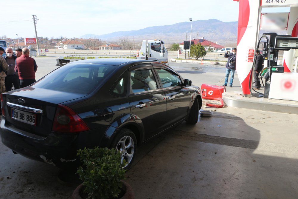 Otomobilin akaryakıt istasyonunun pompasına çarptığı kaza kamerada
