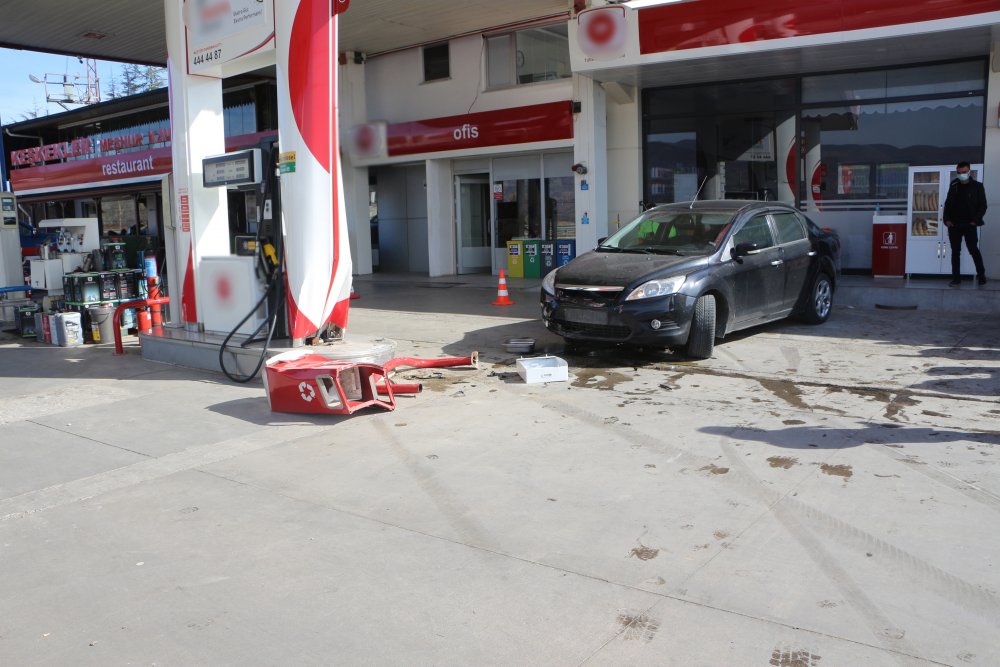 Otomobilin akaryakıt istasyonunun pompasına çarptığı kaza kamerada