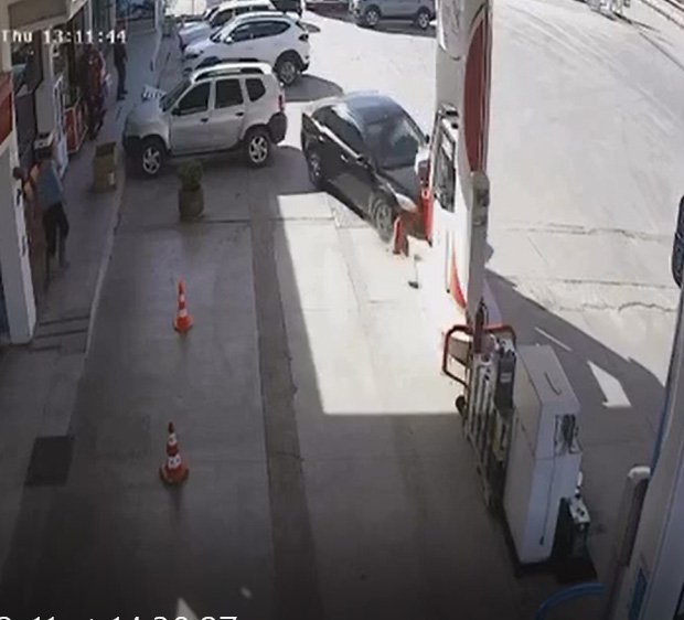 Otomobilin akaryakıt istasyonunun pompasına çarptığı kaza kamerada