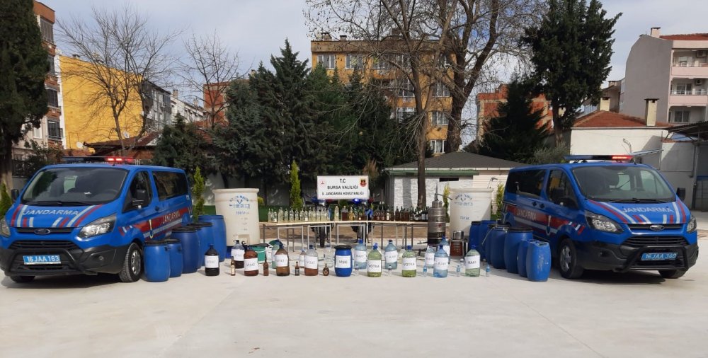 Yaşadıkları evi içki imalathanesine çevirmişler!