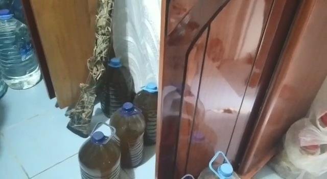 Yaşadıkları evi içki imalathanesine çevirmişler!