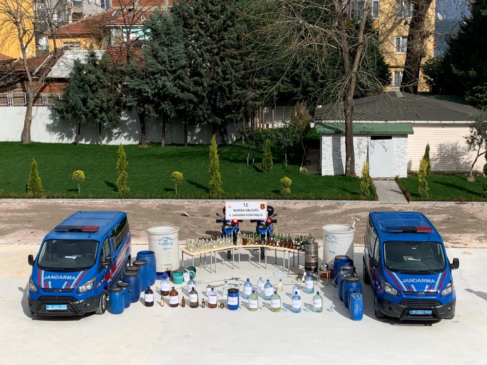 Yaşadıkları evi içki imalathanesine çevirmişler!