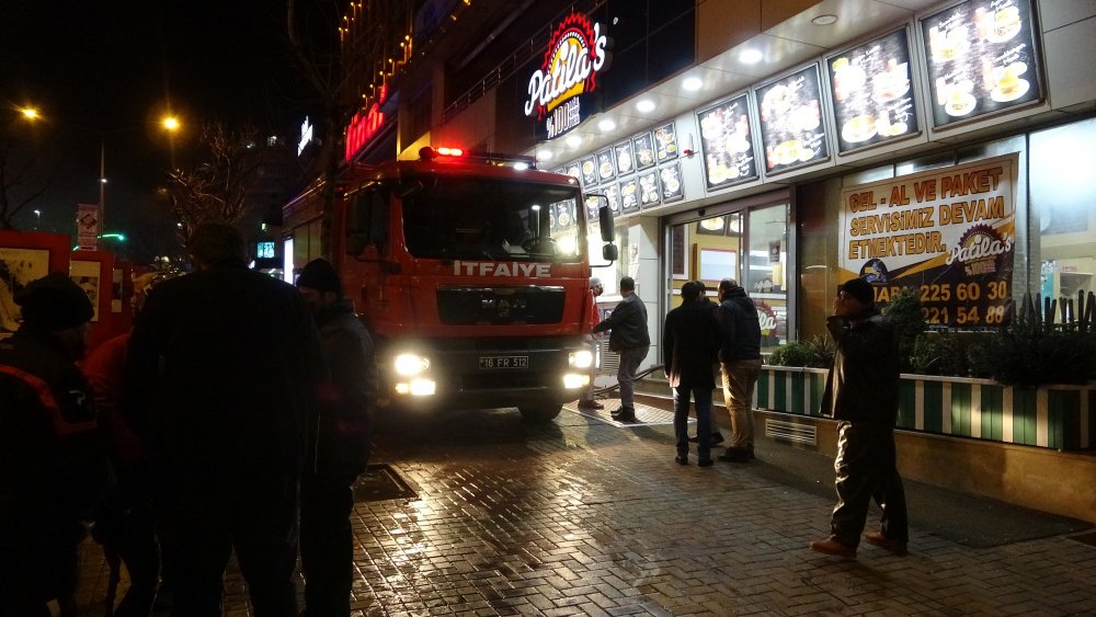 Bursa'da, 10 katlı iş hanının havalandırmasında çıkan yangın korkuttu