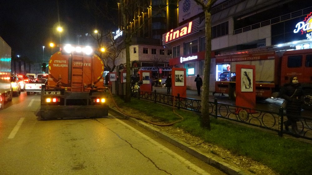 Bursa'da, 10 katlı iş hanının havalandırmasında çıkan yangın korkuttu