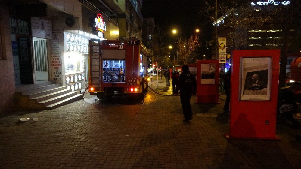 Bursa'da, 10 katlı iş hanının havalandırmasında çıkan yangın korkuttu