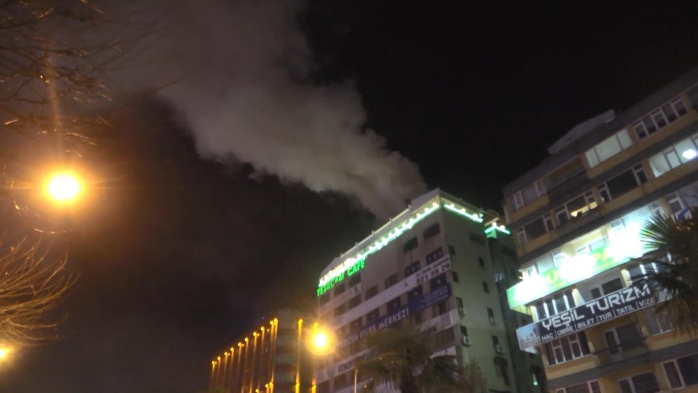 Bursa'da, 10 katlı iş hanının havalandırmasında çıkan yangın korkuttu