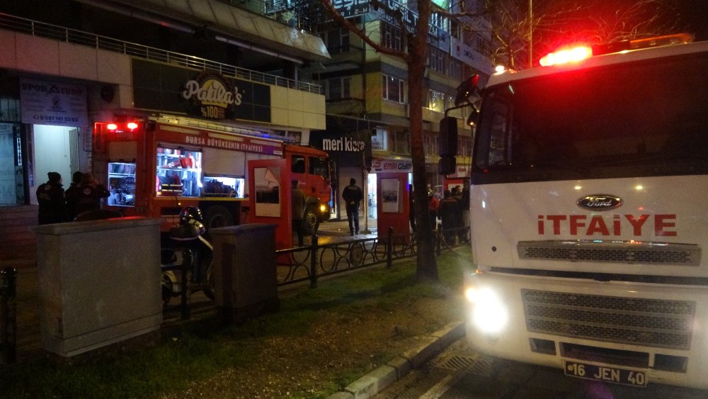 Bursa'da, 10 katlı iş hanının havalandırmasında çıkan yangın korkuttu