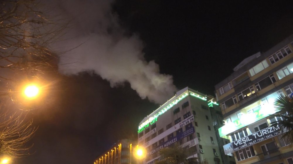 Bursa'da, 10 katlı iş hanının havalandırmasında çıkan yangın korkuttu