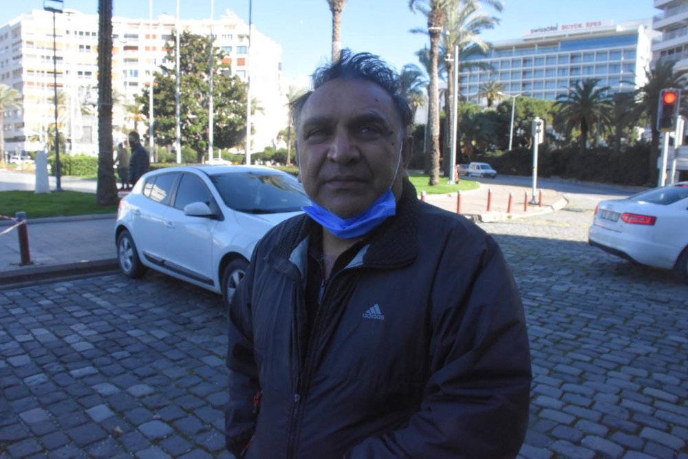 Kış İzmir'i talan etti... Kuvvetli rüzgar 25 metrelik aydınlatma direğini devirdi...