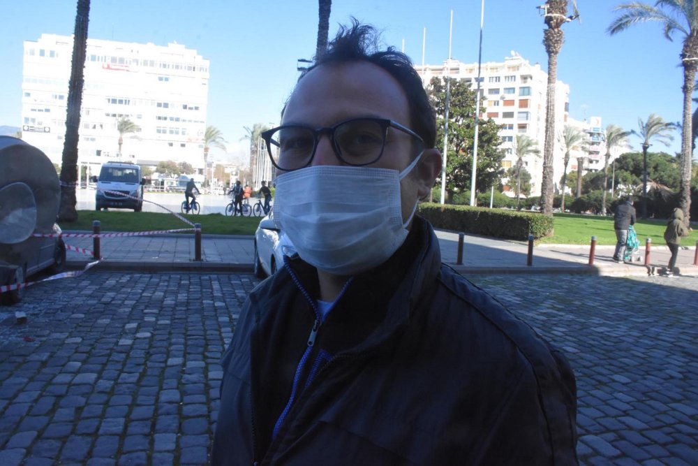 Kış İzmir'i talan etti... Kuvvetli rüzgar 25 metrelik aydınlatma direğini devirdi...