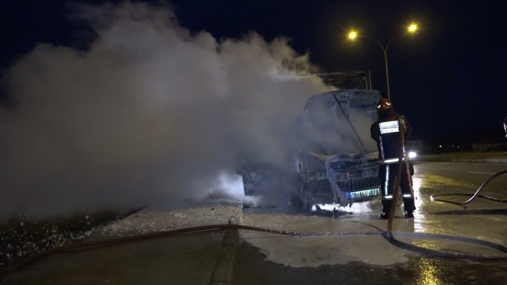Seyir halindeki kamyonet alev aldı!