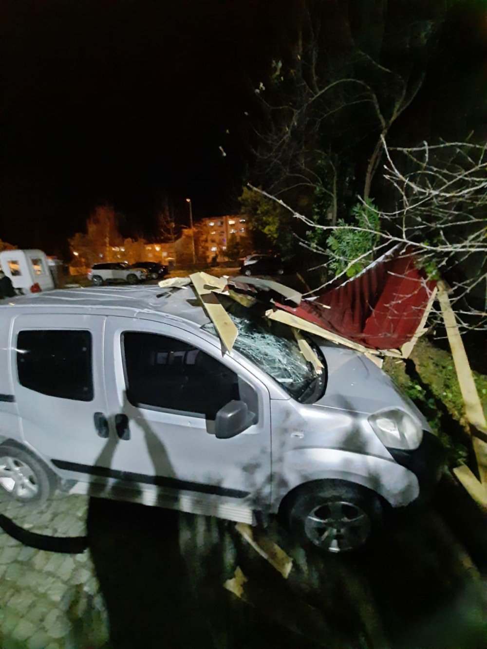 Trabzon'da fırtına çıktı... Çatılar uçtu!