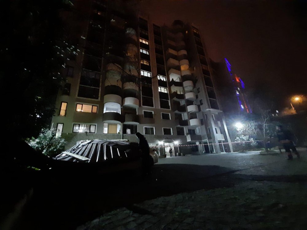 Trabzon'da fırtına çıktı... Çatılar uçtu!
