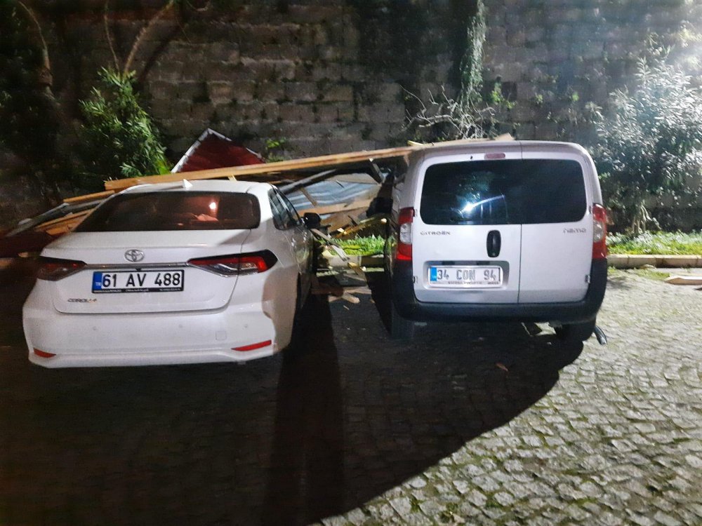Trabzon'da fırtına çıktı... Çatılar uçtu!