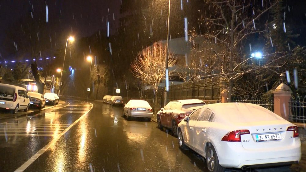 Anadolu Yakası'nda kar yağışı etkisini arttırmaya başladı