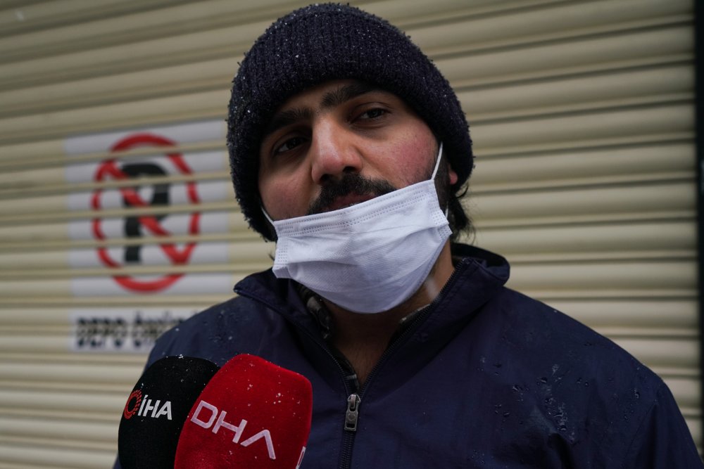Kış nefes aldırmıyor... Kar ve rüzgar sebebiyle ağaç sokağa devrildi