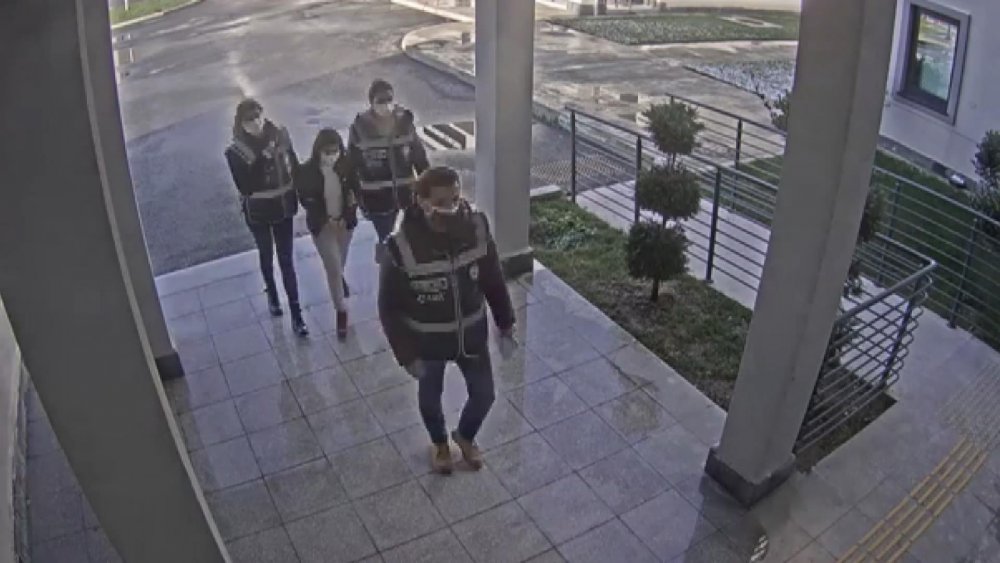 Kız kardeşinin pasaportuyla kaçacaktı... Havalimanında yakalandı