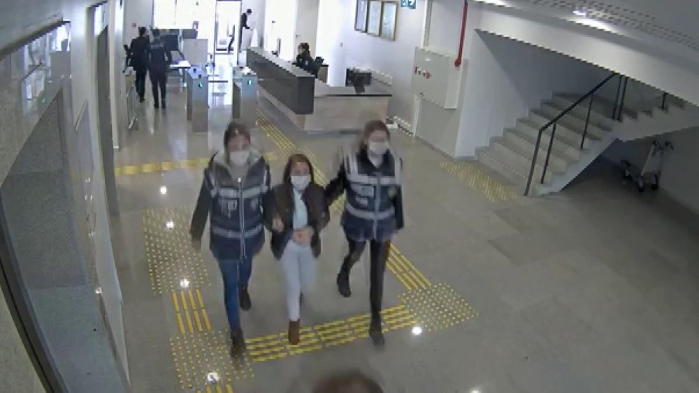 Kız kardeşinin pasaportuyla kaçacaktı... Havalimanında yakalandı