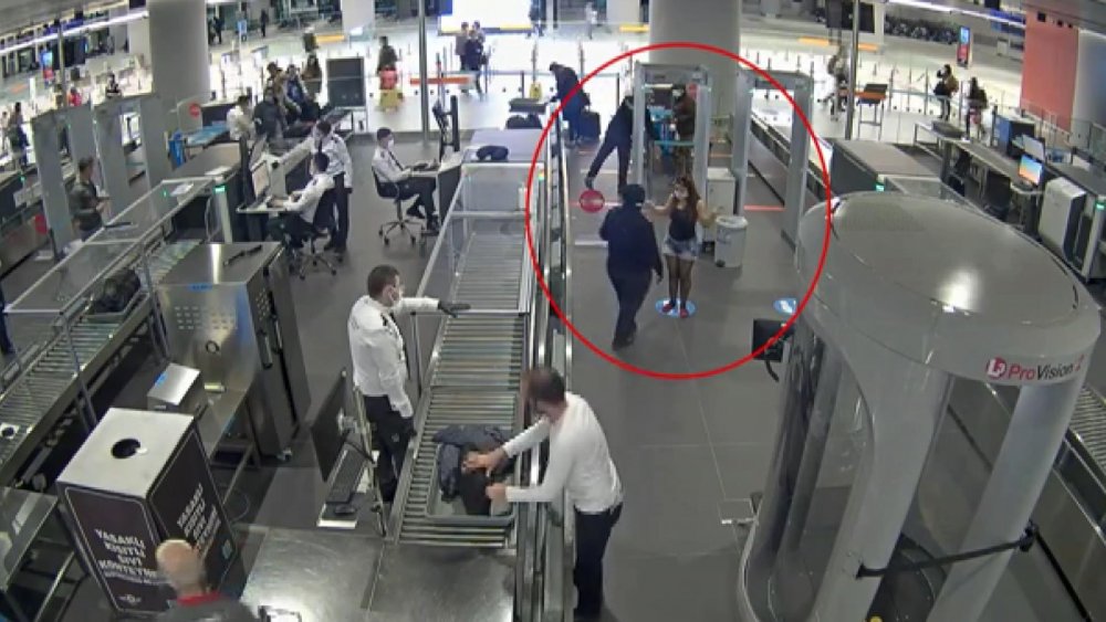 Kız kardeşinin pasaportuyla kaçacaktı... Havalimanında yakalandı