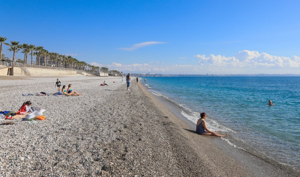 Ülkenin bir bölümünde kar esareti yaşanıyor; bir bölümünde ise yazdan kalma günler