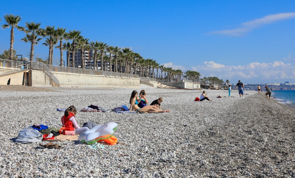 Ülkenin bir bölümünde kar esareti yaşanıyor; bir bölümünde ise yazdan kalma günler