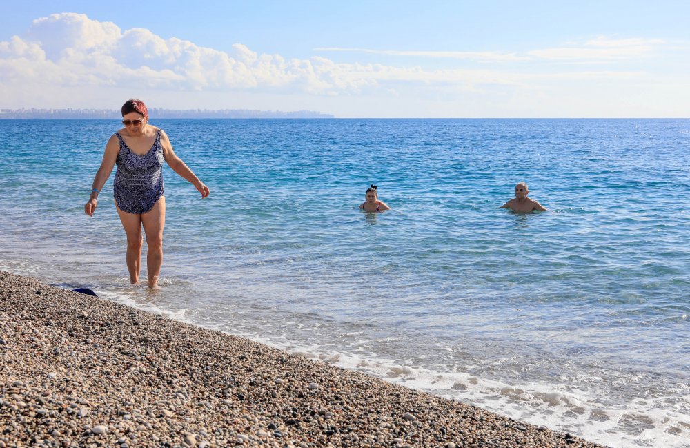 Ülkenin bir bölümünde kar esareti yaşanıyor; bir bölümünde ise yazdan kalma günler