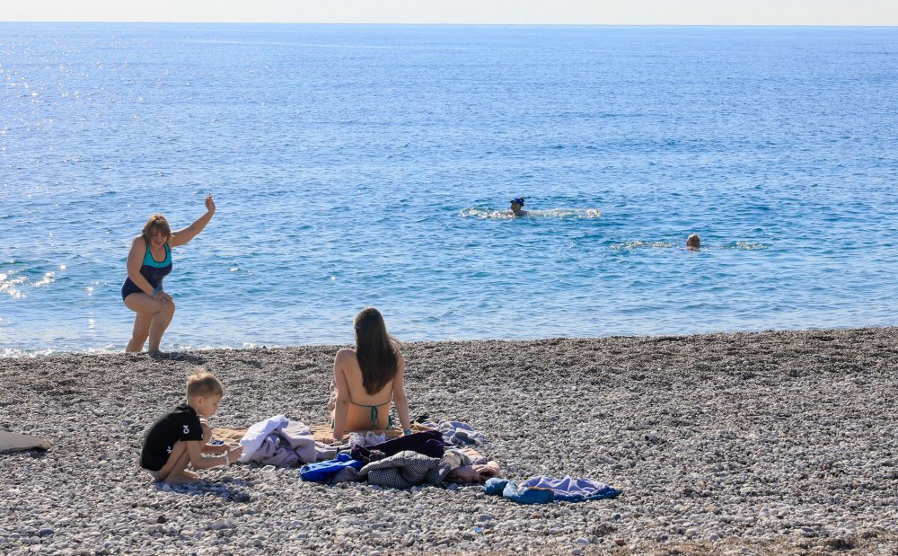 Ülkenin bir bölümünde kar esareti yaşanıyor; bir bölümünde ise yazdan kalma günler