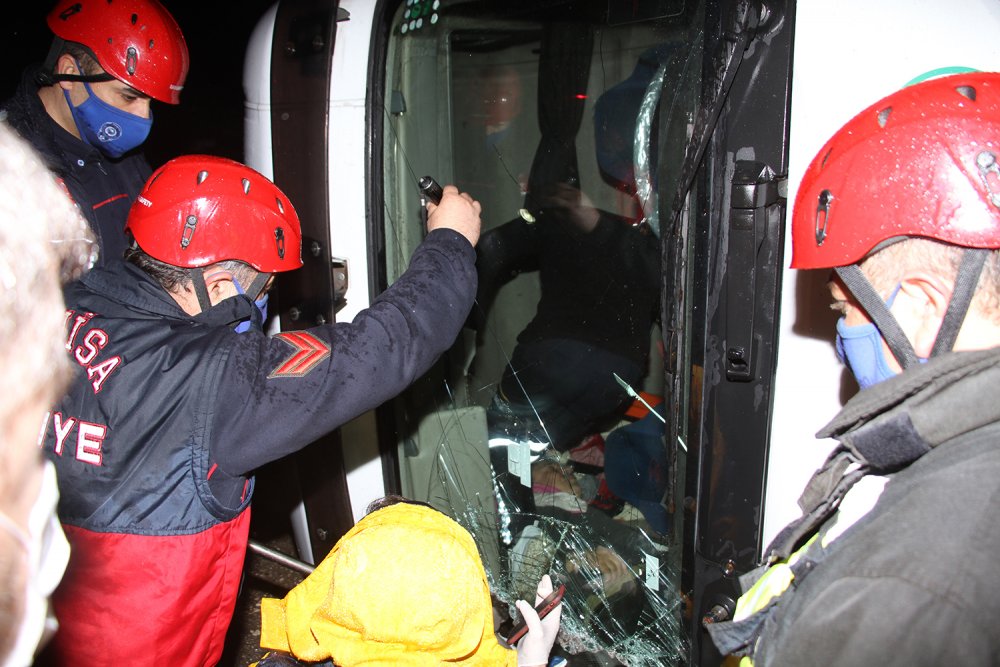 Yan yatan TIR'ın sürücüsü yaralandı