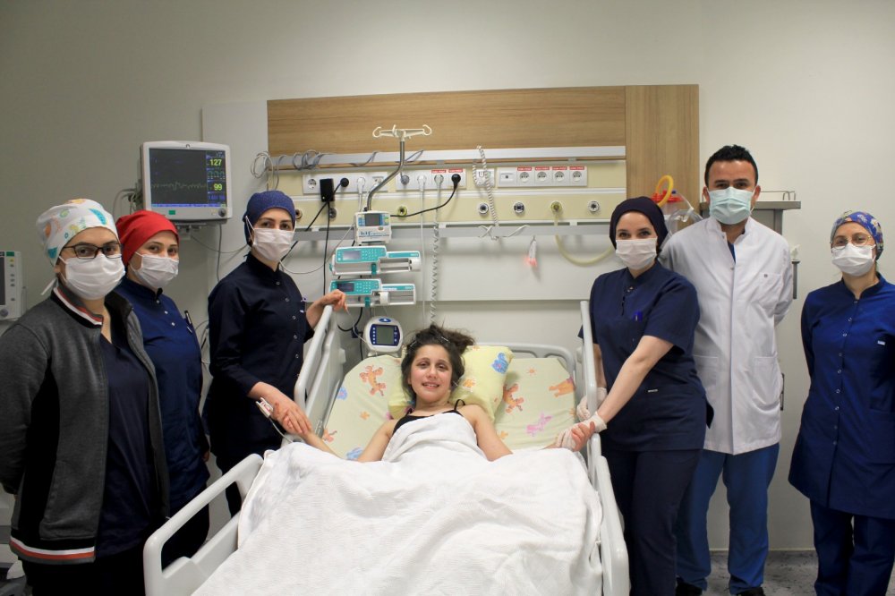 Dengesini kaybedince 5. kattan düşmüştü... 12 yaşındaki kız yaşama tutundu