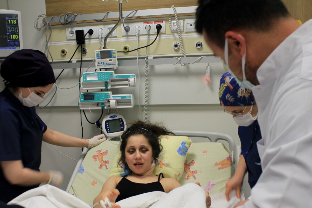 Dengesini kaybedince 5. kattan düşmüştü... 12 yaşındaki kız yaşama tutundu