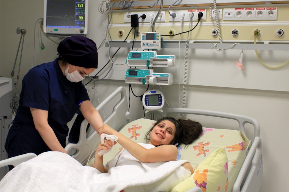 Dengesini kaybedince 5. kattan düşmüştü... 12 yaşındaki kız yaşama tutundu