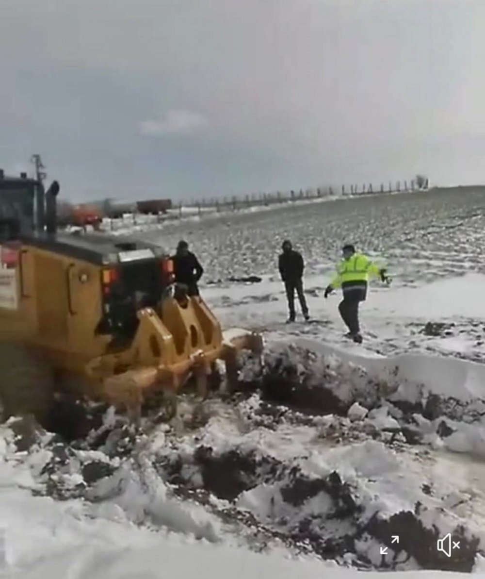 Greyderi kardan kurtarmak için gelmişlerdi onlar da kara saplandı