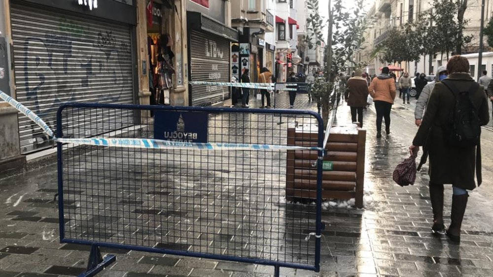 Tarihi binadan beton parçası koptu! İstiklal Caddesi'ne düştü