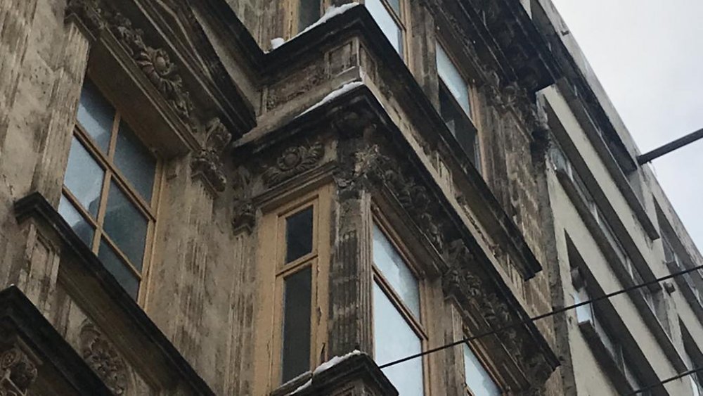 Tarihi binadan beton parçası koptu! İstiklal Caddesi'ne düştü