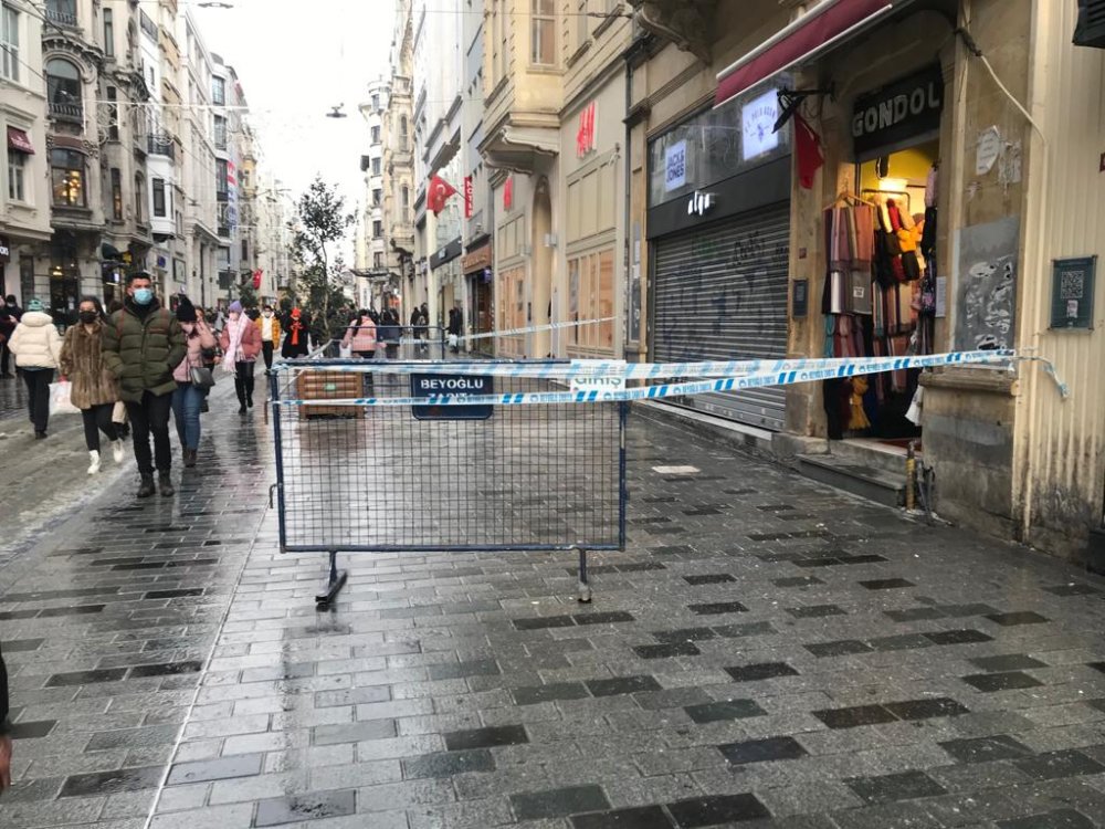 Tarihi binadan beton parçası koptu! İstiklal Caddesi'ne düştü