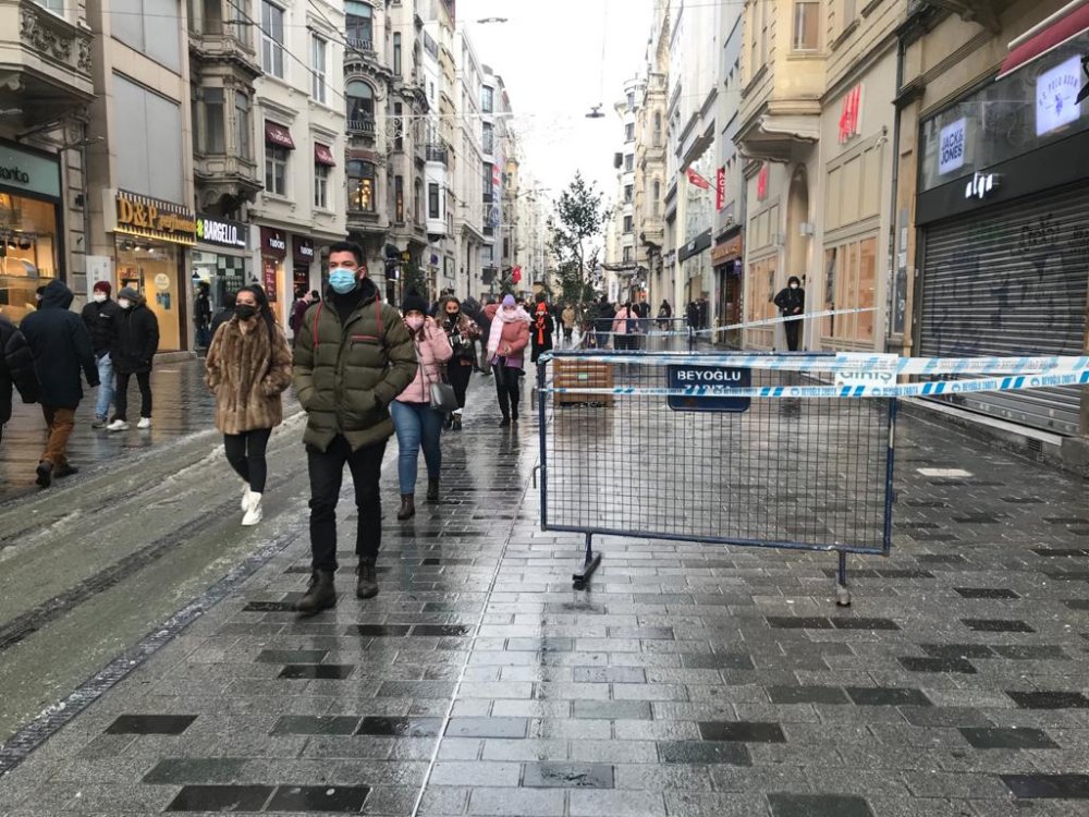 Tarihi binadan beton parçası koptu! İstiklal Caddesi'ne düştü