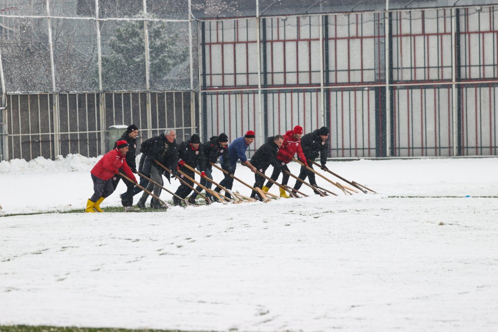 Ertuğrul Sağlam, kar temizledi